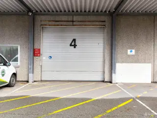 Højloftet lager med gode tilkørselsforhold