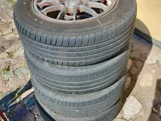 Alufælge med let slidte dæk