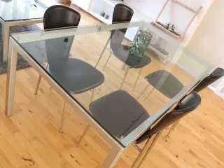 Elegant ILVA spisebord med glasplade