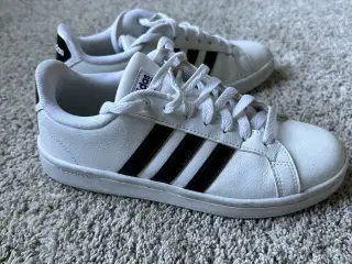 Hvide Adidas sko