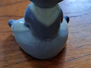 Siddende pige i porcelæn 