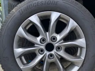 4 stk. velholdte alufælge med vinterdæk og kapsler