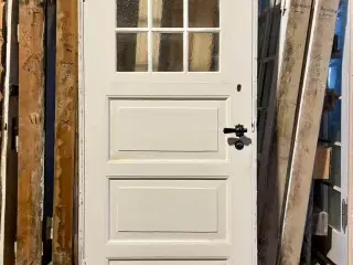 Klassisk enkeltdør m. glas og karm