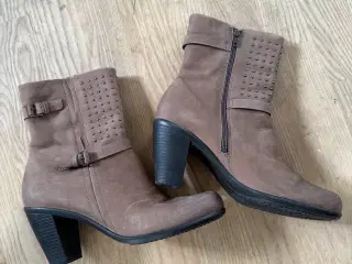 ECCO STØVLETTER MED NITTER