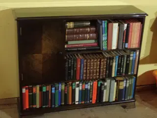 Tobaksskab i brunbejdset birketræ.