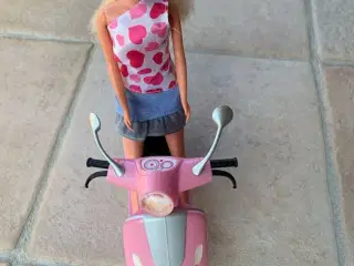 BARBIE Steffi  dukke med scooter
