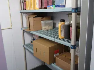 Div. Varelager (varer som er gået på dato medfølger ikke) samt fødevarereol