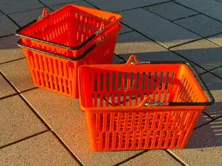 Indkøbskurve med metal håndtag