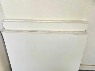 Hvide hylder til køkkenskab