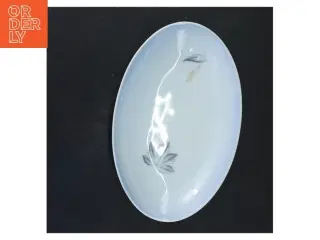 Ovalt porcelæn fad fra B&G Løvfald (str. 4x23x15 cm)