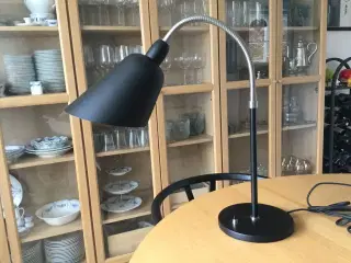 Arne Jacobsen AJ8 BELLEVUE mat sort