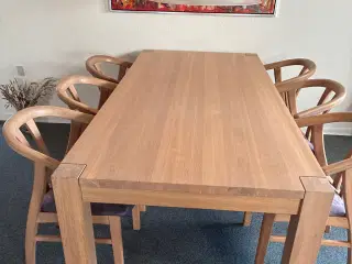 Egetræesspisebord