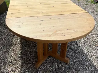 Spisebord i fyrretræ