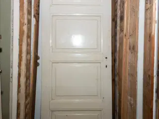 Smalt, højrehængt dørblad uden karm