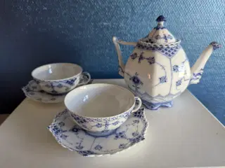 Lille kaffekande og to kopper med under tallerken 