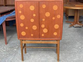 Barskab i teak/palisander købes 