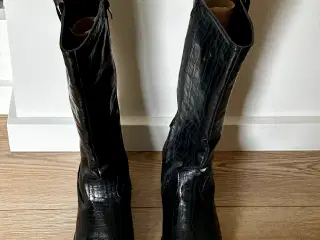 B&CO damestøvle str.38 i imiteret skind med snake