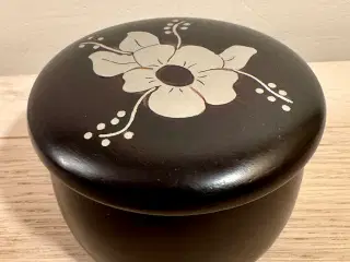 Vintage genstande af træ og porcelæn. Læs det hele