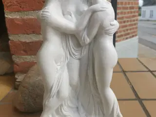 Figur af 3 halvnøgne kvinder