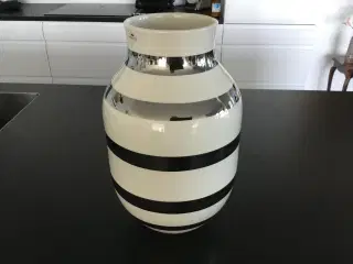 Flot Kahler vase med sølvstriber