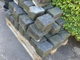 Brosten (ca. 50 stk) mørk granit 15-25 cm