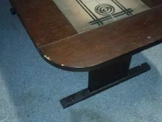 Mørkt kakkelbord