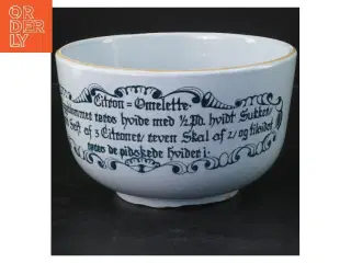 Porcelænsskål fra Knabstrup med opskrift fra Oldemors kogebog (str. Ø 17 cm højde 10,5 cm)