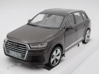2015 Audi Q7 1:18 - MINICHAMPS