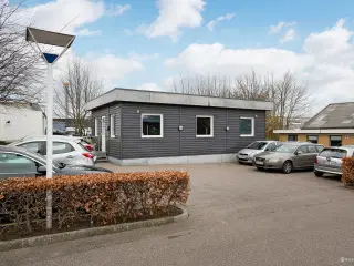 Centralt og praktisk velbeliggende kontorpavillion.
