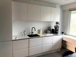 Pænt kontorlejemål på 1. sal