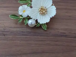 Broche med blomster.