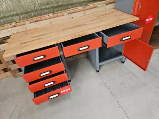 Arbejdsbord og Højskab