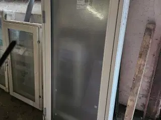Vinduer med mat glas sælges