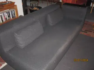 Koksgrå sofa med kvadratstof