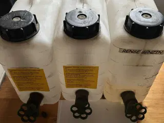 3 stk brændstof dunke. 100 kr. ialt.