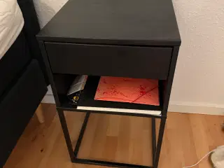 IKEA VIKHAMMER sengebord – sort, kun brugt let