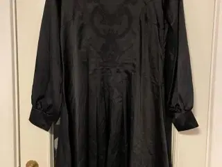 Ny flot sort kjole i flere størrelser 