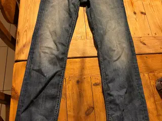 Tommy jeans sælges 