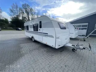 2014 - Adria Adora 613 HT   Adria adora 613 HT årg. 2014 Incl. Isabella Nordic 3 m fortelt med Mega stænger. Tæpper i vognen 4 sovepladser 6 siddepladser, gasalarm.
