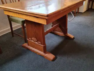 Spisestuebord med 4 stole
