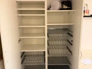 Skab med mange anvendelsesmuligheder