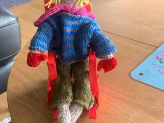 Hjemmelavet nissedreng i stol af tøjklemmer.