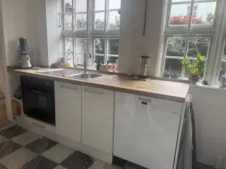  Helt gratis køkken med ovn, køleskab og flisegulv