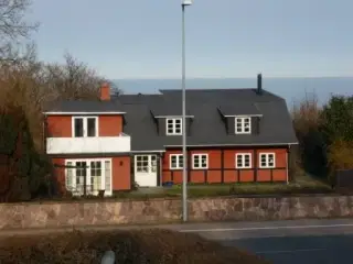 Sommerhus på Bornholm med havudsigt i Sandkaas, mellem Allinge og Tejn.  10 personer
