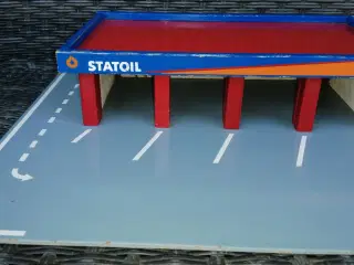 GAMMEL STATOIL TRÆ LEGETØJS GARAGE