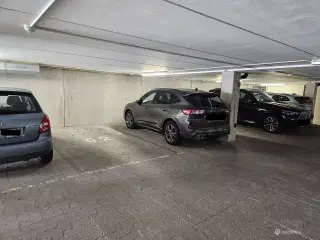 P plads i kælder med kode/brik