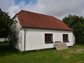 Hvidkalket parcelhus i landlige omgivelser, Fjerritslev, Nordjylland