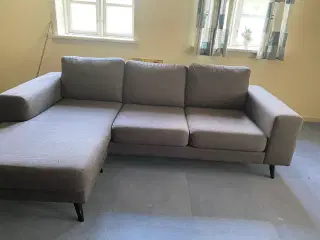 LÆKKER CHAISELONG SOFA MED GRÅT STOF 