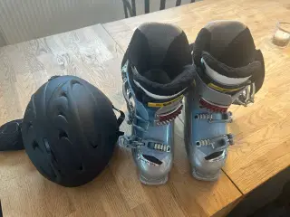Ski støvler og hjelm