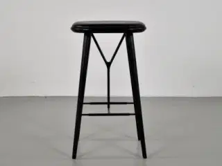 Spine barstol fra fredericia furniture med sort lædersæde